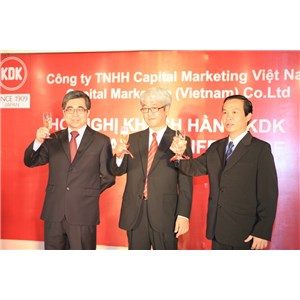 Uống Champange chúc mừng
